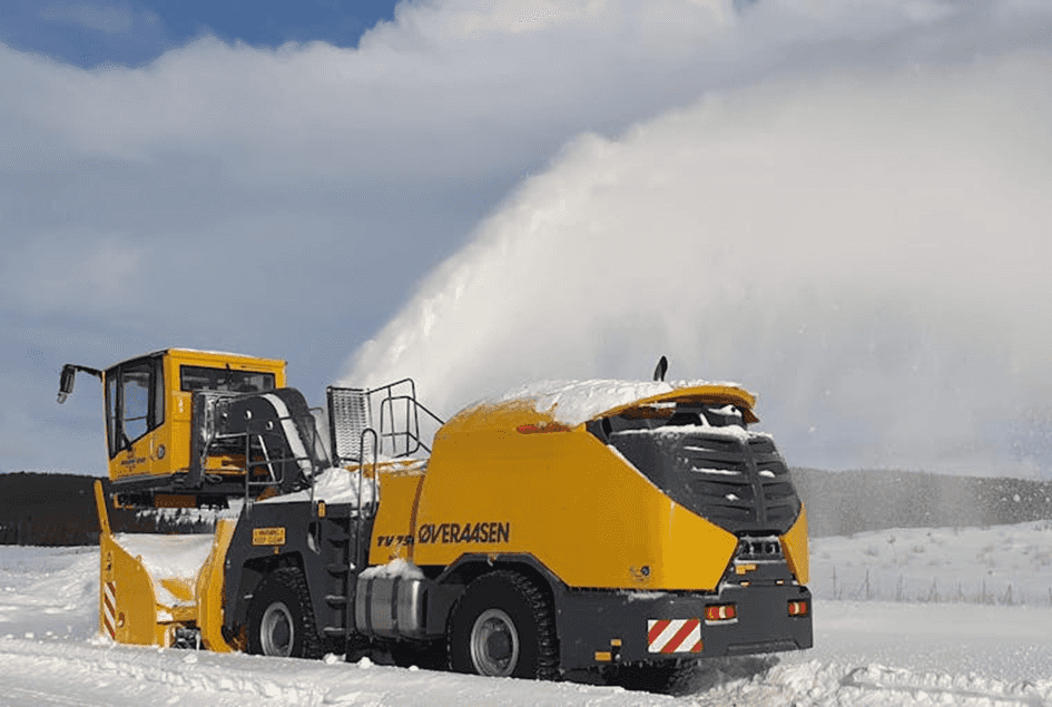 En snøryddingsmaskin laget av Øveraasen